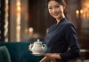 酒店服务员敬茶礼仪图片，细节彰显专业与温度