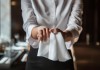 酒店服务员擦手礼仪图片，细节里的专业与标准