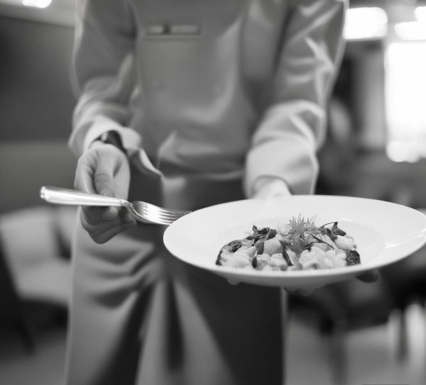 石浦酒店服务员上菜礼仪，细节里的温度与专业